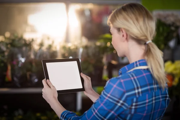 Floristin hält digitales Tablet in der Hand — Stockfoto