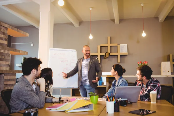 Männlicher Grafikdesigner diskutiert Diagramm — Stockfoto