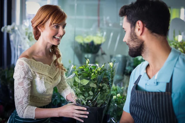 Pareja arreglando ramo de flores —  Fotos de Stock