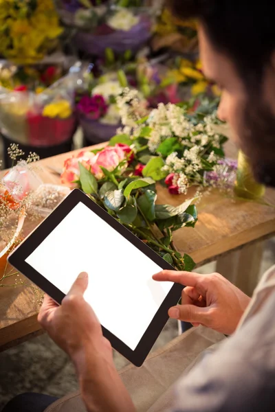 Mužské květinářství pomocí digitálních tabletu — Stock fotografie