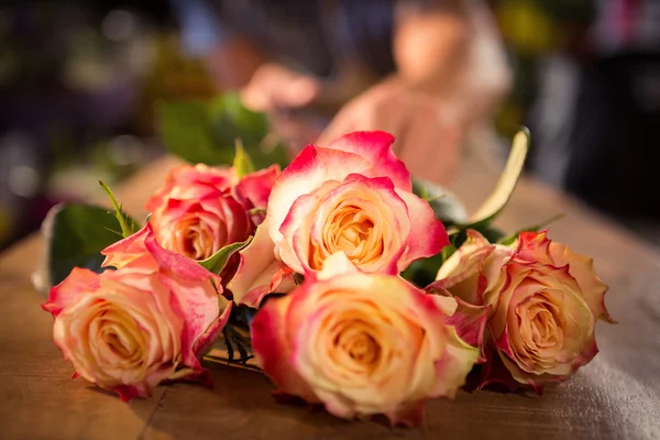 Bando de rosas cor-de-rosa na mesa — Fotografia de Stock