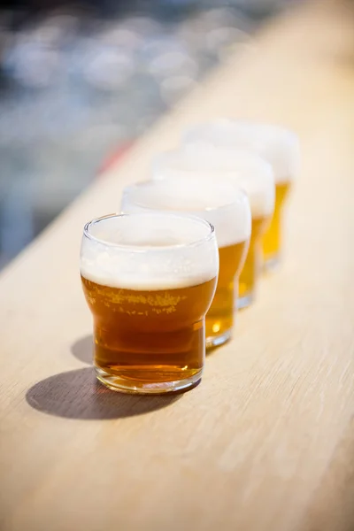 Primer plano de vasos de cerveza en el mostrador — Foto de Stock