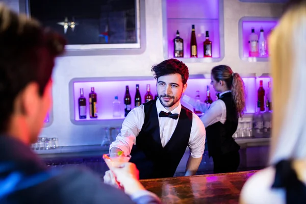 Kellner serviert Cocktail — Stockfoto
