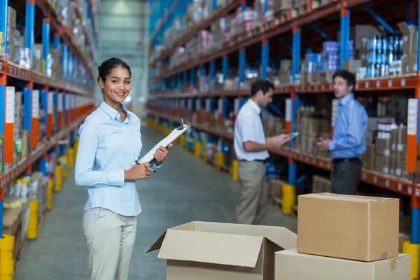 Foco do gerente está sorrindo e posando durante o trabalho — Fotografia de Stock