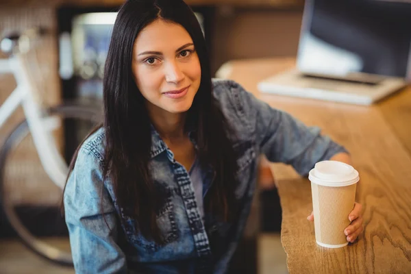 Porträtt av kvinna med kaffe — Stockfoto