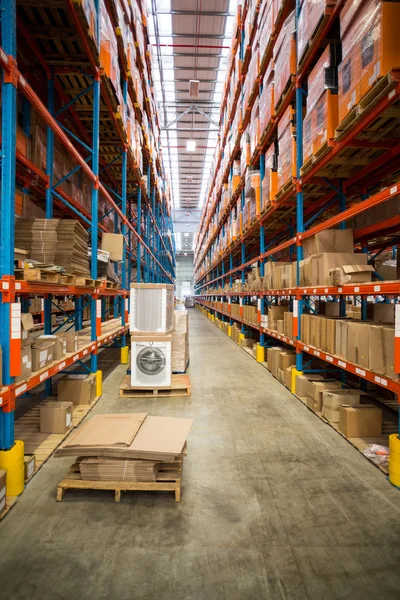 Vista de cajas de cartón ordenadas en estantes —  Fotos de Stock