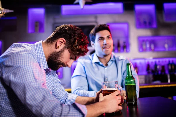 Homem deprimido tomando cerveja no balcão do bar — Fotografia de Stock