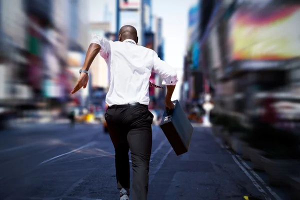 Hombre de negocios saltar obstáculo — Foto de Stock