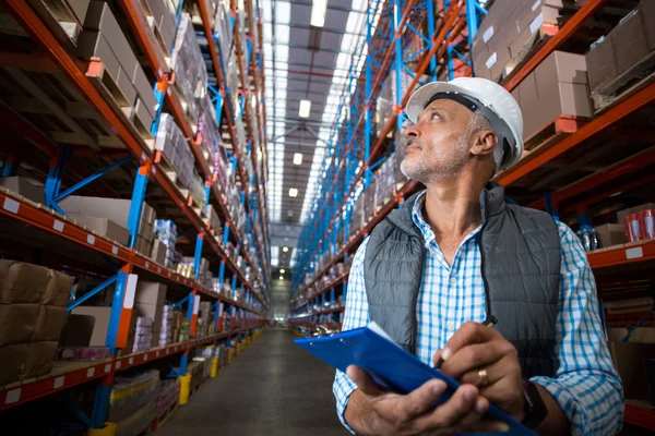 Lage hoekmening van werknemer is opzoeken en houden een Klembord — Stockfoto