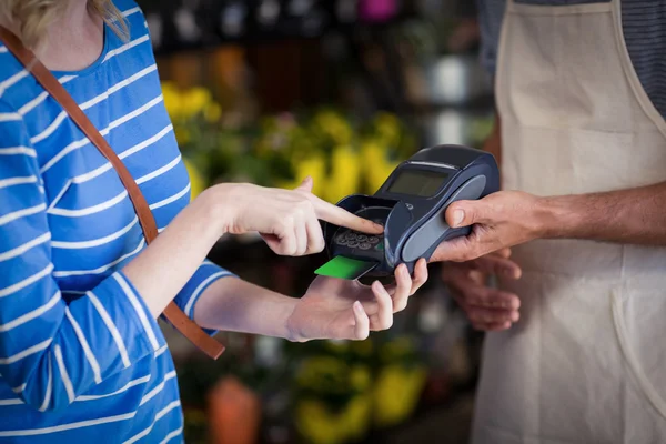 Vrouw met haar credit card betaling aanbrengen bloemist — Stockfoto