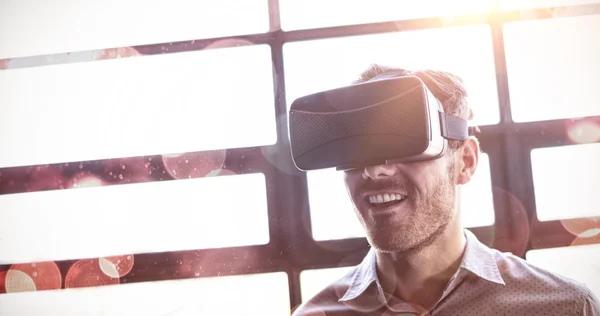 Empresário usando dispositivo de realidade virtual — Fotografia de Stock