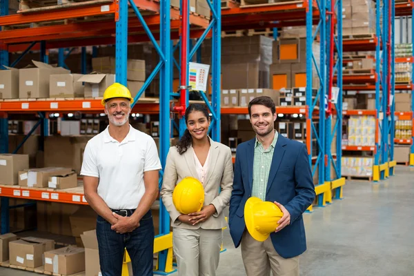 Retrato de los gerentes están sosteniendo sombrero duro y posando — Foto de Stock