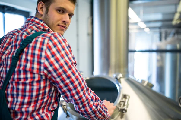 Wartungspersonal bei Brauerei — Stockfoto