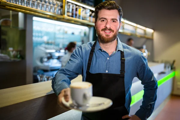 Ober aanbod kopje koffie — Stockfoto