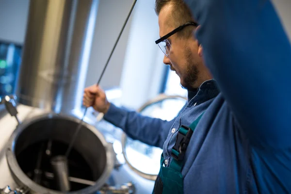 Brewer working at brewery — Stock Photo, Image