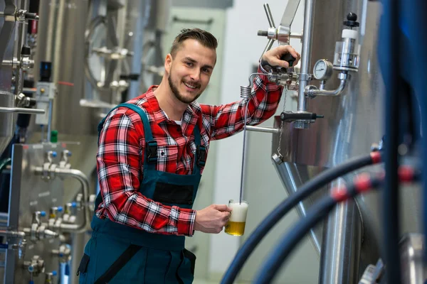 Brewer testen bier — Stockfoto