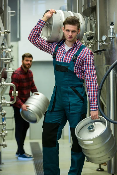 Cervecero que lleva barril — Foto de Stock