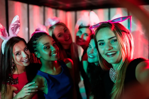 Amici sorridenti in posa per un selfie — Foto Stock