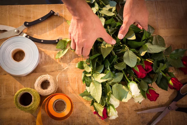 Przygotowując bukiet kwiatów męskich Kwiaciarnia — Zdjęcie stockowe