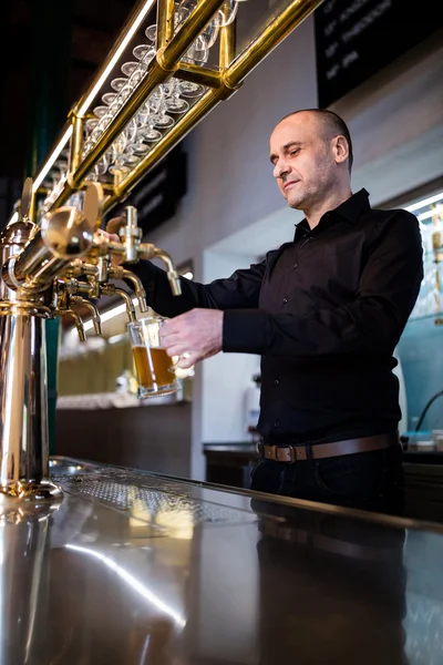 Brewer πλήρωση μπύρα σε ποτήρι μπύρας από μπύρα αντλία — Φωτογραφία Αρχείου