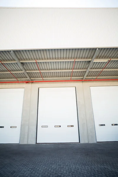 Vista de las puertas del almacén — Foto de Stock