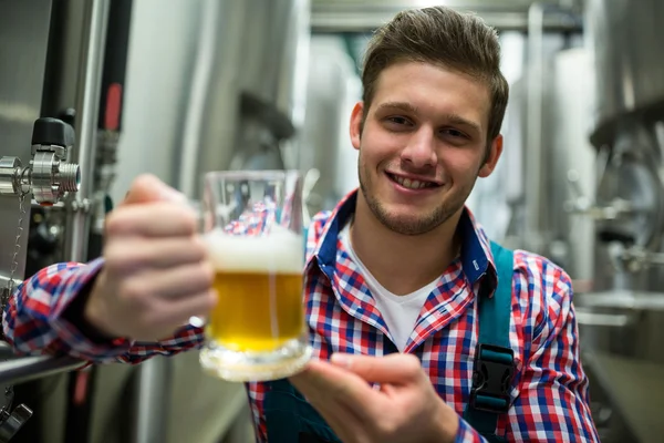 Holding egy pohár, korsó sör a sörgyár — Stock Fotó
