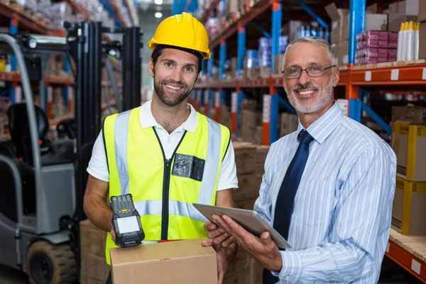 Affärsman och lager arbetare — Stockfoto