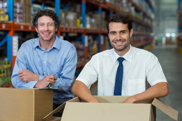 Retrato de gerentes felizes estão posando durante o trabalho — Fotografia de Stock