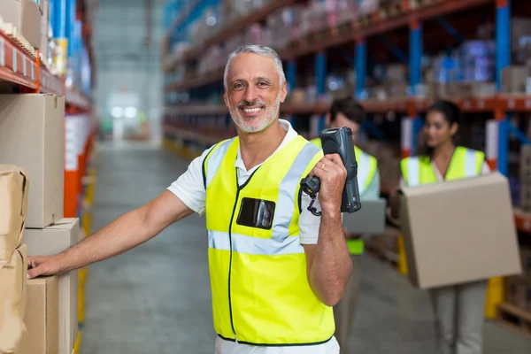 Foco do trabalhador está sorrindo e posando durante o trabalho — Fotografia de Stock