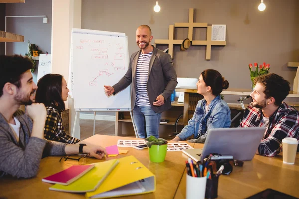 Diseñador gráfico masculino discutiendo gráfico — Foto de Stock