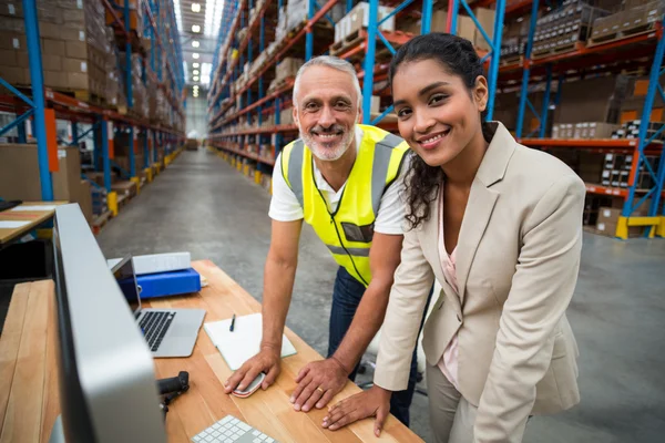 Manager and worker are posing and looking the camera — Stock Photo, Image