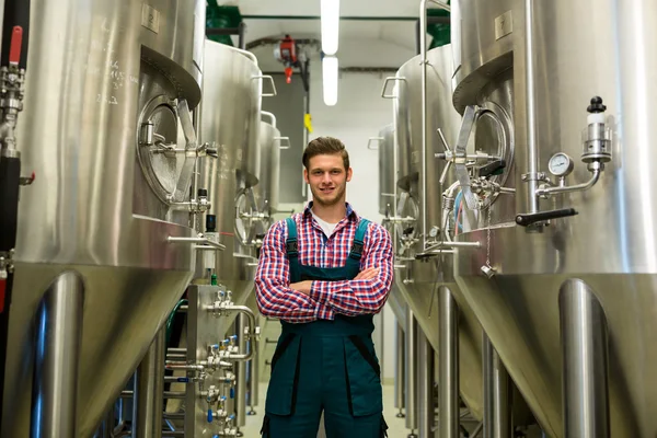 Brewer med armar korsade på bryggeri — Stockfoto