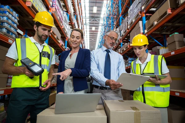 Empresários e trabalhadores de armazém — Fotografia de Stock