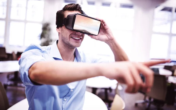 Ο άνθρωπος χρησιμοποιώντας μια συσκευή εικονικής πραγματικότητας — Φωτογραφία Αρχείου