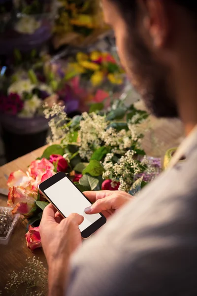 携帯電話のテキストメッセージング男性花屋 — ストック写真