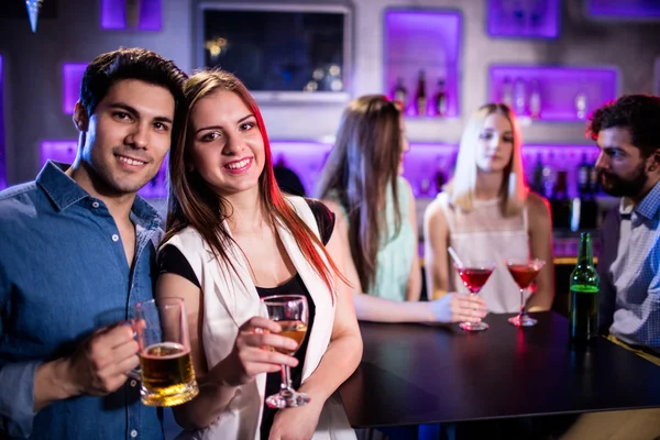 Vrienden met een glas wijn — Stockfoto