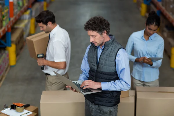 Managers are standing and working in the middle of cardboard box — Stock Photo, Image