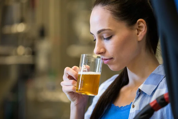 Cervecera hembra probando cerveza — Foto de Stock