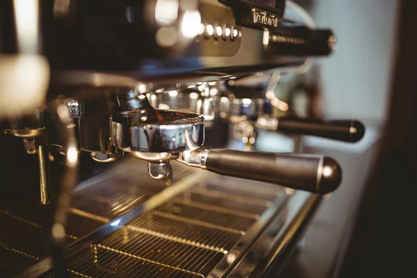 Máquina de café haciendo una taza de café — Foto de Stock
