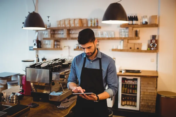 Homem usando tablet digital — Fotografia de Stock