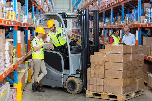 Vista de los trabajadores están trabajando juntos — Foto de Stock