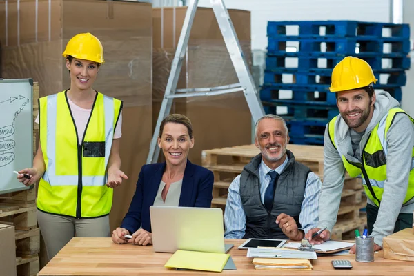 Magazijn team camera kijken tijdens een vergadering — Stockfoto