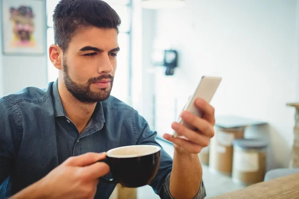 Jeune homme messagerie texte sur téléphone mobile — Photo