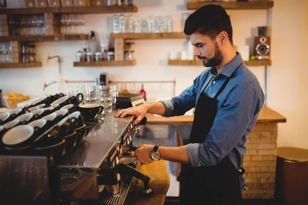 Hombre tomando café de la máquina de café expreso — Foto de Stock