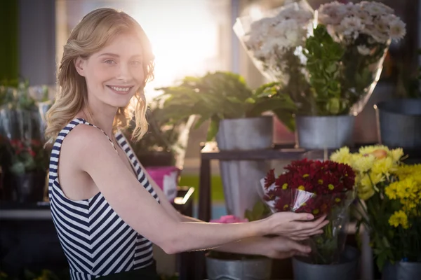 Floristería femenina arreglando ramo de flores —  Fotos de Stock