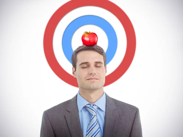 Uomo d'affari con gli occhi chiusi con mela in testa — Foto Stock
