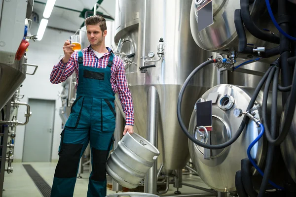 Cervejeiro segurando barril e testando cerveja — Fotografia de Stock