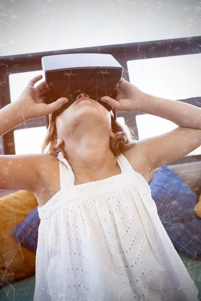 Menina olhando através da realidade virtual — Fotografia de Stock
