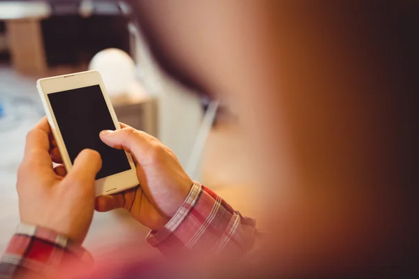 Diseñador gráfico masculino usando teléfono móvil — Foto de Stock