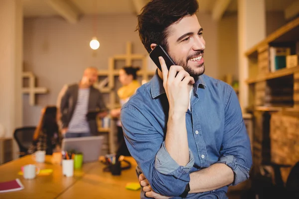 Grafisk formgivare talar i mobiltelefon — Stockfoto